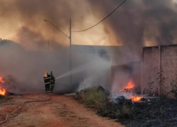 Bombeiros usam cerca de 18 mil litros de água para conter incêndio em depósito de material reciclável