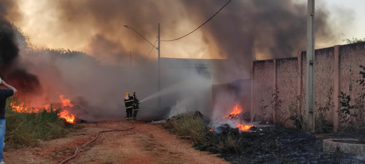 Bombeiros usam cerca de 18 mil litros de água para