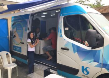 Agência Móvel da Sabesp atende moradores em Santos, SP