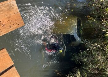 Idoso morre após carro cair em córrego e ficar submerso