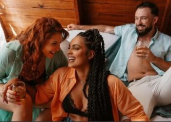 Trisal celebra ter se tornado inspirao para o poliamor