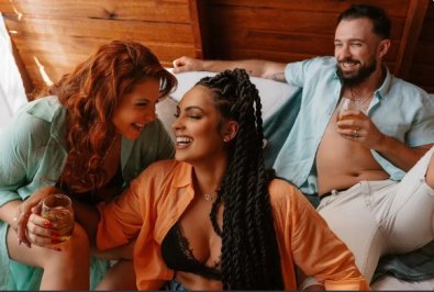 Trisal celebra ter se tornado inspirao para o poliamor