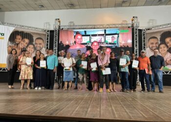 Prefeitura garante mais dignidade e esperança às famílias da Comunidade Águas Claras com a entrega das escrituras dos imóveis