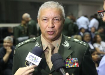 Cuiabano, ex-comandante do Exército recebe comenda da AL