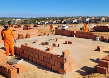 Residencial Carvalho: Obras avançam e etapa de reconstrução de alvenarias é iniciada.