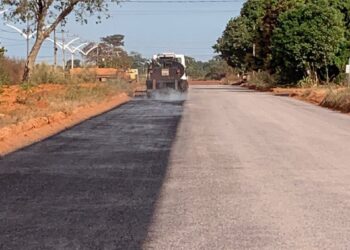Pavimentação asfáltica na avenida principal do distrito de Indianópolis está em fase de finalização.