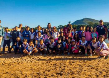agentes ambientais mirins de aragarças participam de aula de campo na praia quarto crescente. 