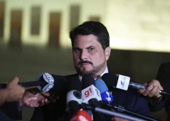 Polícia Federal faz buscas em gabinete e endereços do senador Marcos do Val