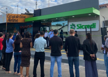 Moradores lotam agência da Sicredi Araxingu de Aruanã durante inauguração.