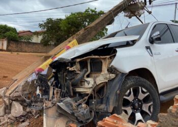 Vídeo: Caminhonete colide contra poste de energia elétrica em Itaituba, no PA