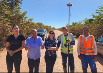 Prefeita Janailza Taveira visita trabalhos na MT 100 que liga São Félix do Araguaia a Novo Santo Antônio.