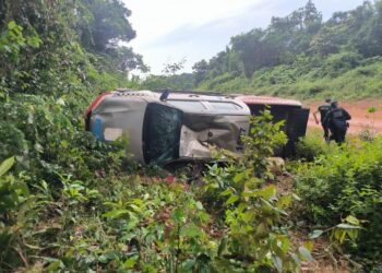 Viatura da PM tomba após policial perder o controle da direção na BR-230, em Itaituba