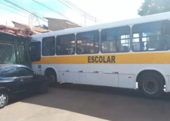 nibus escolar bate em porto e invade casa no DF