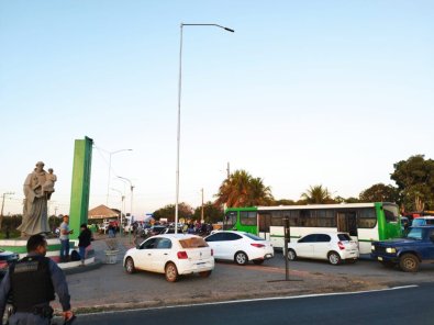 Pescadores fecham BR, em Cuiab, e protestam contra 'Transporte Zero'