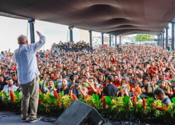 Educação é a base fundamental para o crescimento de um país, diz Lula