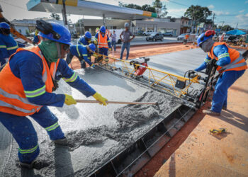 Governo de MT começa o nivelamento das pistas na Avenida da FEB em Cuiabá