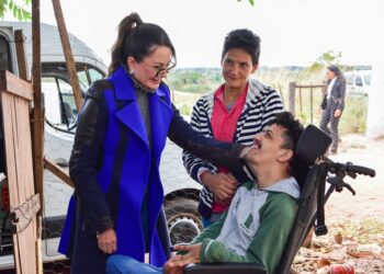 Primeira-dama de MT entrega cadeira de rodas projetada especialmente para jovem com paralisia cerebral