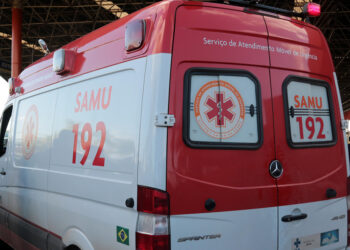 Motorista atropela casal e foge sem prestar socorro; rapaz morre