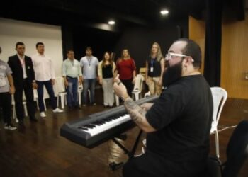 Maestro residente nos EUA apresenta técnicas vocais ao coral do TCE-MT