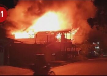 Incêndio em casa de altos se alastra e destrói casa de madeira no centro de Macapá; veja VÍDEO