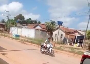 Adolescente desafia agente de trânsito e empina motocicleta