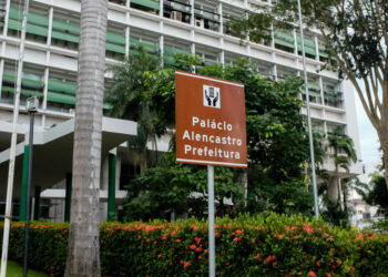 Servidores não recebem salário e vereador cita calote de Emanuel