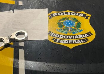 Passageira com mandado de prisão é presa pela PRF