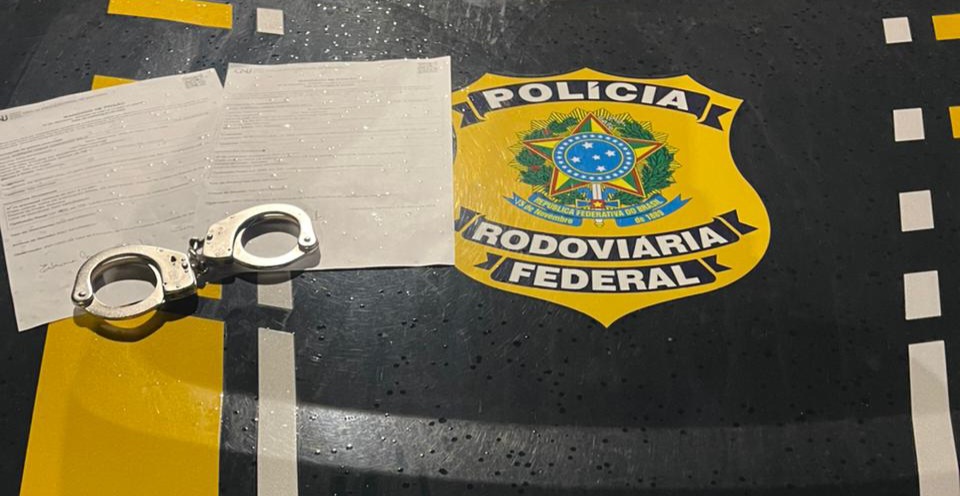 Passageira com mandado de prisão é presa pela PRF