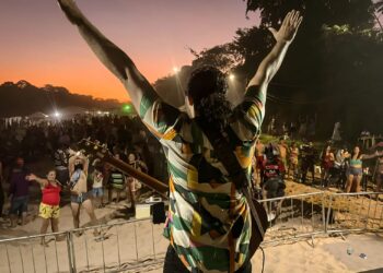 Temporada na Praia do Bosque é aberta com shows do cantor Jessé Santos e do grupo de samba Pura Semente.
