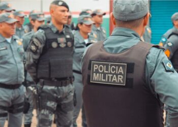ação heroica: polícias e populares se unem para deter veículo em movimento com criança dentro.