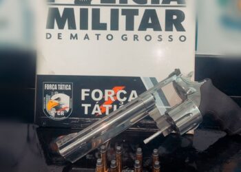 homem é detido pela força tática portanto arma de fogo ilegalmente.