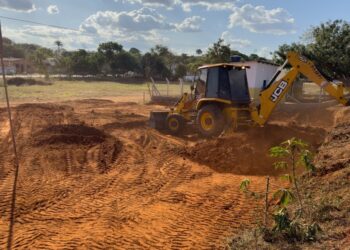 Prefeitura de Barra do Garças realiza ampliação e constrói duas quadras de areia no campo Geraldão, no bairro Vila maria.