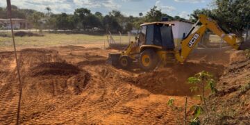 Prefeitura de Barra do Garças realiza ampliação e constrói duas quadras de areia no campo Geraldão, no bairro Vila maria.