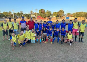 Dr. Adilson entrega 200 coletes para os atletas do projeto “Mais Esporte, Mais Educação”, no campo Geraldão.