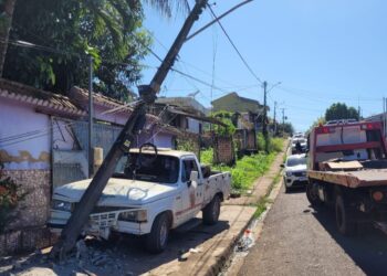 Motorista colide em poste e deixa parte de moradores sem energia em Itaituba, no PA