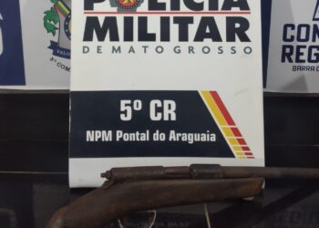 Polícias de pontal do Araguaia apreendem arma de fogo.