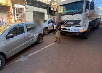 Vídeo: Caminhão arrasta carro e causa acidente no centro de Itaituba, no PA