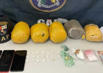 Dupla é presa pela PM com dois quilos de maconha e porções de cocaína.