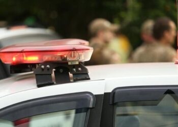 Homem esfaqueia esposa no pescoço e foge com filha no Oeste de SC, diz polícia | Santa Catarina