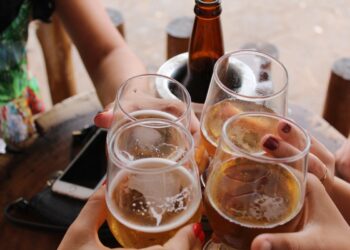 Consumo de cerveja sem álcool dispara no Brasil, vira tendência e deve chegar a quase 500 milhões de litros produzidos em 2023 | Saúde
