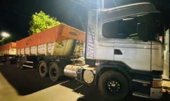 PM recupera carreta com 47 toneladas de milho e prende cinco em MT