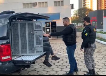 Polícia cumpre mandados em operação contra tráfico de drogas por meio aplicativo de mensagem em Foz do Iguaçu