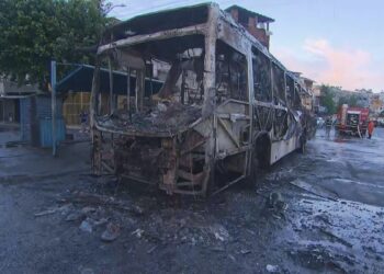 Ônibus é incendiado no bairro Jardim Santo Inácio, em Salvador