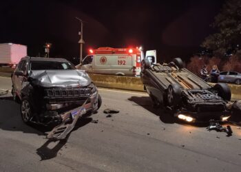 Acidente entre caminhão e carros interdita Anel Rodoviário em BH