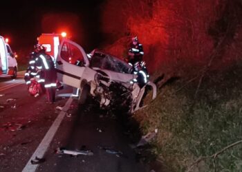 Duas pessoas morrem e três ficam feridas após motorista tentar ultrapassar caminhão e bater de frente com carro em Terra Boa