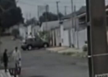 Câmera flagrou ex-PM deixando casa no carro de advogada