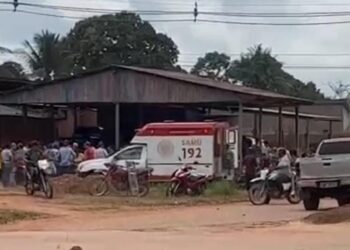 Motociclista colide na lateral de caminhonete; duas pessoas ficam feridas