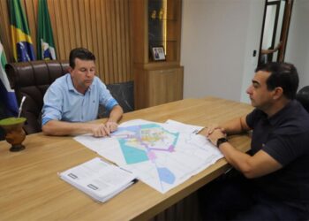 Secretário entrega a prefeito projeto de novo zoneamento para Sorriso