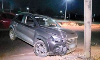 Motorista perde controle e bate carro em poste de energia