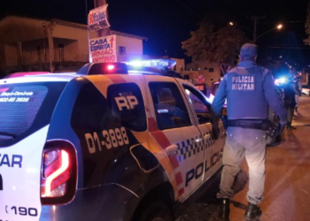 Homem invade casa da ex, a ameaça e foge com a filha do casal